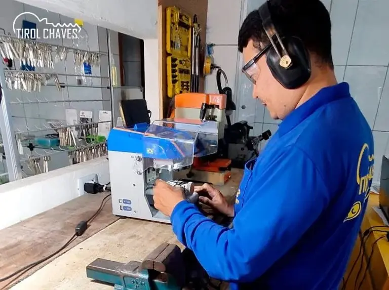 Profissional da Tirol Chaves trabalhando em equipamento de cópia