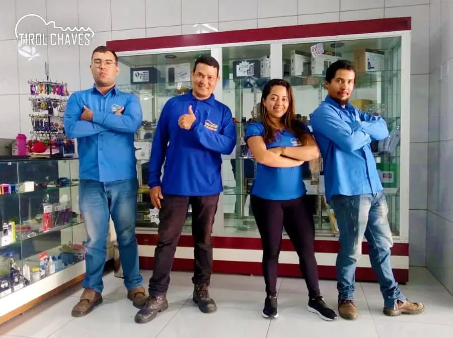 Equipe da Tirol Chaves dentro da loja em Natal